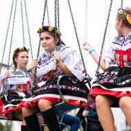 Tak pro příště už víte, že i v krojované sukni se dá narvat do sedačky řetízkáče