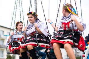 Tak pro příště už víte, že i v krojované sukni se dá narvat do sedačky řetízkáče