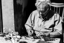 Děda ve Mstišově se udržuje v kondici drobnými domácími opravami