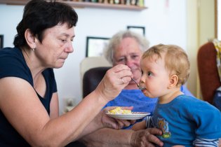 Radovánkovi řízek tak chutnal, že si babička musela dávat pozor, aby ji neukousl ruku