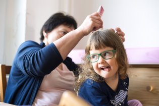 Vy tu holku snad vůbec nečešete!