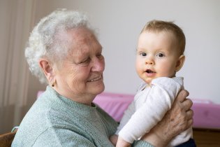 Radovánek s prababičkou