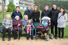 Mávat na fotografované plastovým bagrem se ukázalo být efektivnější, než klasický sýýýr