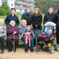 Mávat na fotografované plastovým bagrem se ukázalo být efektivnější, než klasický sýýýr