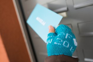 Se speciálními rukavičkami jde roznášení novoročenek i v mrazu jak po másle