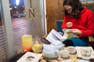 První vyšívací pokusy v příjemné karlínské kavárně