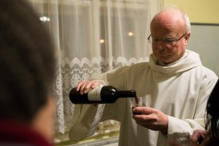 Zapíjení sv. Jana evangelisty jsme se zúčastnili poprvé. PS. ten kněz nám děsně připomínal Václava Klause :-)