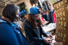 Zatímco maminka šmejdí na blešáku ve Flédě...