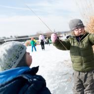 Brusle nemaje, děti se baví aspoň rákosím, zatímco maminka piluje přešlapování pozadu