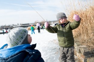 Brusle nemaje, děti se baví aspoň rákosím, zatímco maminka piluje přešlapování pozadu