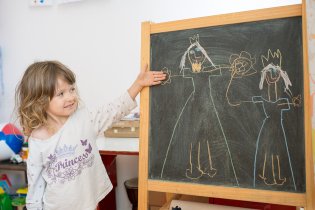 Ano, muselo to přijít, už i naše Verunka ulítává na princeznách Anně a Else