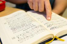 Podle těchto značek my poznáme, jestli se máme povýšit, nebo ponížit, víš, Tomáši?