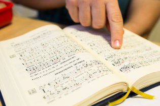 Podle těchto značek my poznáme, jestli se máme povýšit, nebo ponížit, víš, Tomáši?