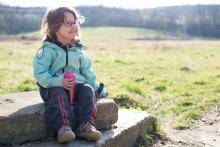 Blažený úsměv modelky nejspíš pramení z toho, že si mohla po dlouhém ťapání konečně na chvíli vydechnout