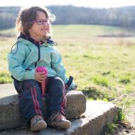 Blažený úsměv modelky nejspíš pramení z toho, že si mohla po dlouhém ťapání konečně na chvíli vydechnout