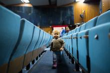 Poté, co se hosté odešli bavit do předsálí, vzniklo mezi tyrkysovými sedačkami znamenité bludiště