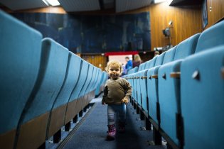 Poté, co se hosté odešli bavit do předsálí, vzniklo mezi tyrkysovými sedačkami znamenité bludiště
