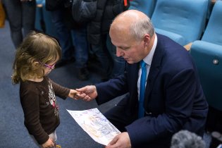 "To seš Ty!" aneb hrdá Verunka předala Pavlu Fischerovi originál svého slavného obrázku