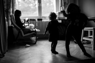 Verunka pustí na klávesách nějaký hit a zatímco s bráchou trsají, maminka má chvíli klidu na vyšívání