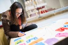 Děti jsou s babičkou a dědou, tak za ně cestičku na adventní mapu musí nakreslit Lenka