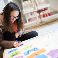 Děti jsou s babičkou a dědou, tak za ně cestičku na adventní mapu musí nakreslit Lenka