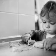 Radovánek už si umí připravit mrkev k svačině sám, vlastně už je tedy úplně soběstačný! :-)