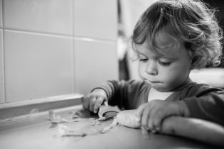 Radovánek už si umí připravit mrkev k svačině sám, vlastně už je tedy úplně soběstačný! :-)