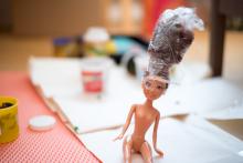 Modelína ve vlasech je nežádoucí