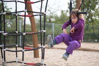 Tom si nosí DRX na hřiště, kde pro něj nalézá různorodé využití