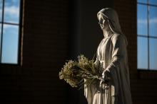 Ta žena tu stojí už tak dlouho, že ta květina úplně uschla