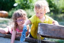 Někde si přečetl, jak přežít vedra, a teď by si pořád jenom máčel čepičku