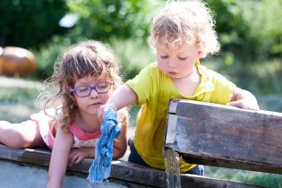 Někde si přečetl, jak přežít vedra, a teď by si pořád jenom máčel čepičku