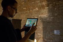 Druhá část rodiny mezitím v kasematech načítá QR kódy (věděli jste, že se tu dá v létě i přespat - že by tip, jak přežít tropické noci?)