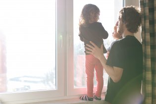 Děda s babičkou už by tu každou chvíli měli být!