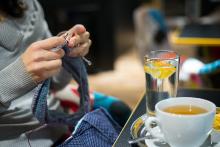 Poznatky ze společného focení svatby probíráme, jak jinak, než s jehlicemi v rukou