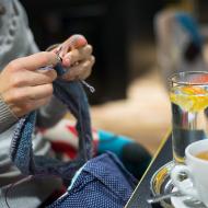 Poznatky ze společného focení svatby probíráme, jak jinak, než s jehlicemi v rukou