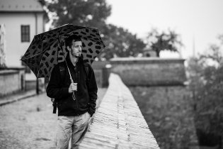 Předpověď počasí nás donutila vytáhnout ze sklepa ztrouchnivělý deštník po babičce