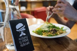 Naše odpoledne s církevní turistikou začínáme výbornými těstovinami U Pana Kloubouka