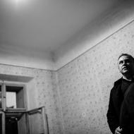 Po mši v kapličce v Bohumilicích a návštěvě zrušených hodů nás otec Petr pozval na prohlídku svého útulného 15+1 squatu