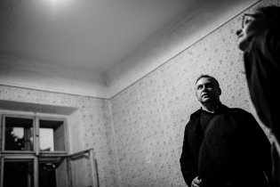 Po mši v kapličce v Bohumilicích a návštěvě zrušených hodů nás otec Petr pozval na prohlídku svého útulného 15+1 squatu