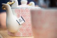 Do této stylové kavárny mezi vinohrady jim vozí čaje doslova přes kopec