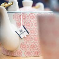 Do této stylové kavárny mezi vinohrady jim vozí čaje doslova přes kopec