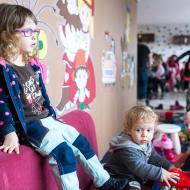 V této kavárně děti volně pobíhají mezi stoly a občas si jdou odpočinout od rodičů do dětského koutku