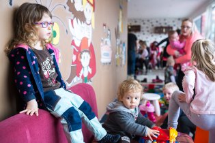 V této kavárně děti volně pobíhají mezi stoly a občas si jdou odpočinout od rodičů do dětského koutku