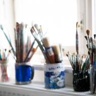 Na workshopu experimentální malby je potřeba mnoho různě velkých štětců