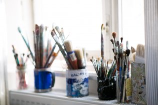 Na workshopu experimentální malby je potřeba mnoho různě velkých štětců