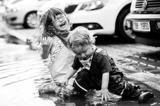 V tom letošním suchu je třeba si kaluže pořádně užít