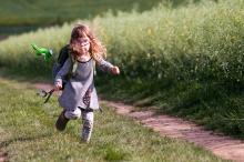 Verunka testuje nový batoh při přespolním běhu