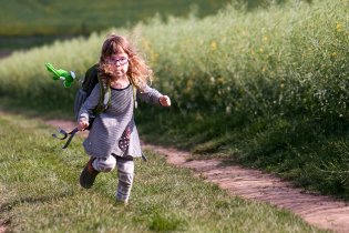 Verunka testuje nový batoh při přespolním běhu