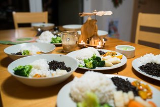 To je panečku talířů, když se sejdou dvě rodiny!